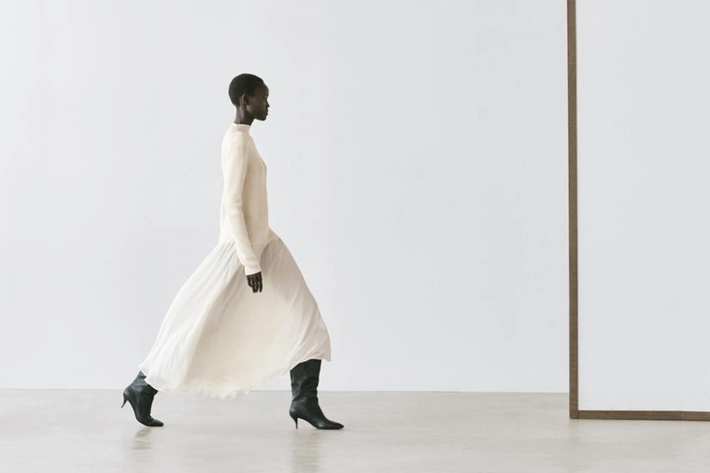 Вязаное платье с декоративными деталями