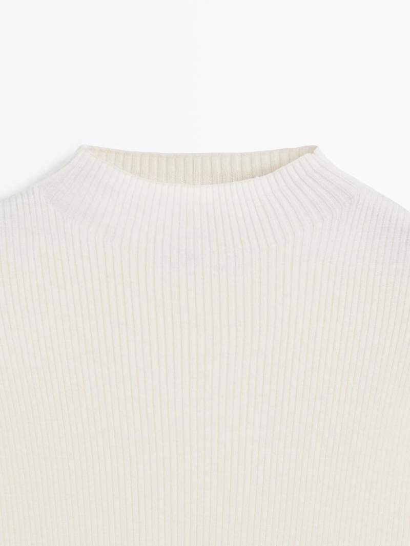 Вязаное платье с декоративными деталями