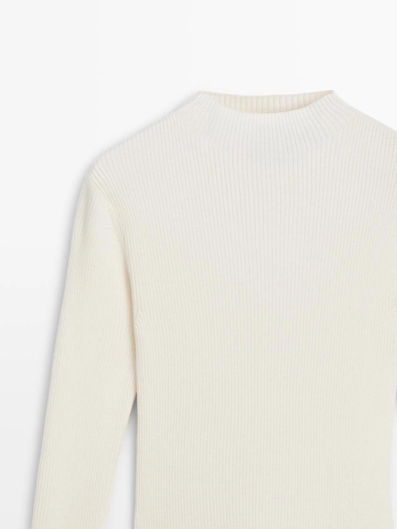 Вязаное платье с декоративными деталями