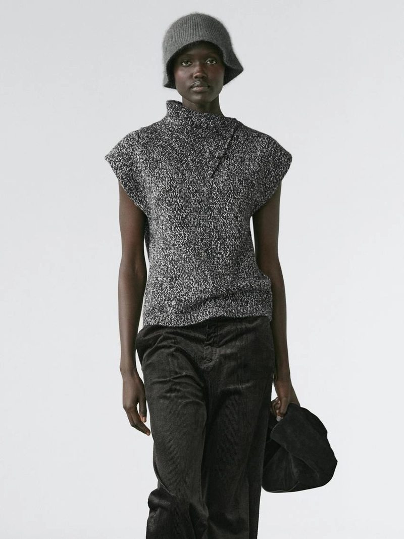 Жилет из меланжевого трикотажа с деталями воротника