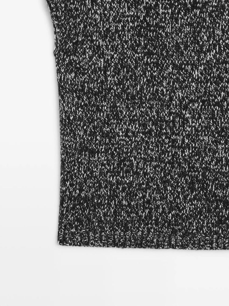 Жилет из меланжевого трикотажа с деталями воротника