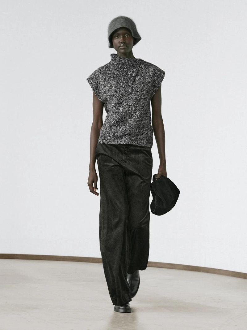 Жилет из меланжевого трикотажа с деталями воротника