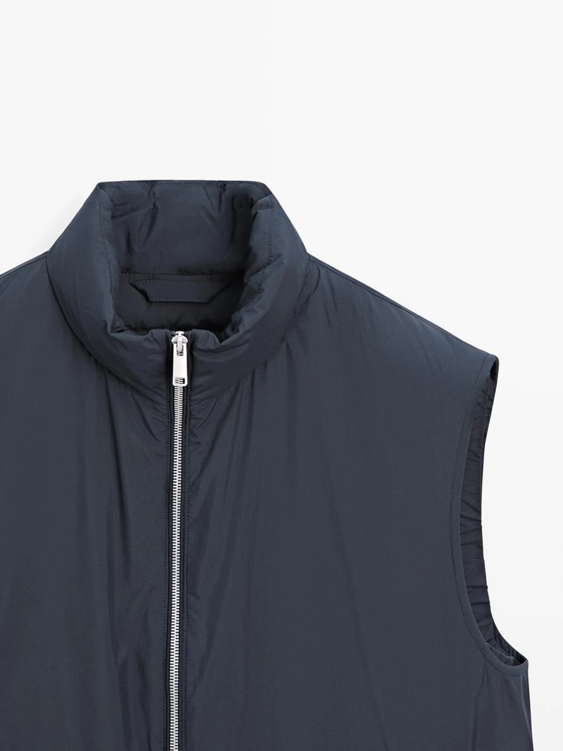 Пуховик без рукавов из ветрозащитного экстра-легкого материала