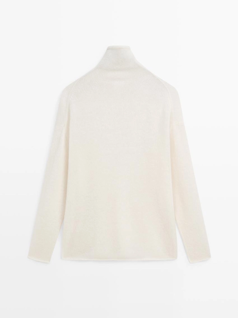 Свитер из шерсти с высоким воротником