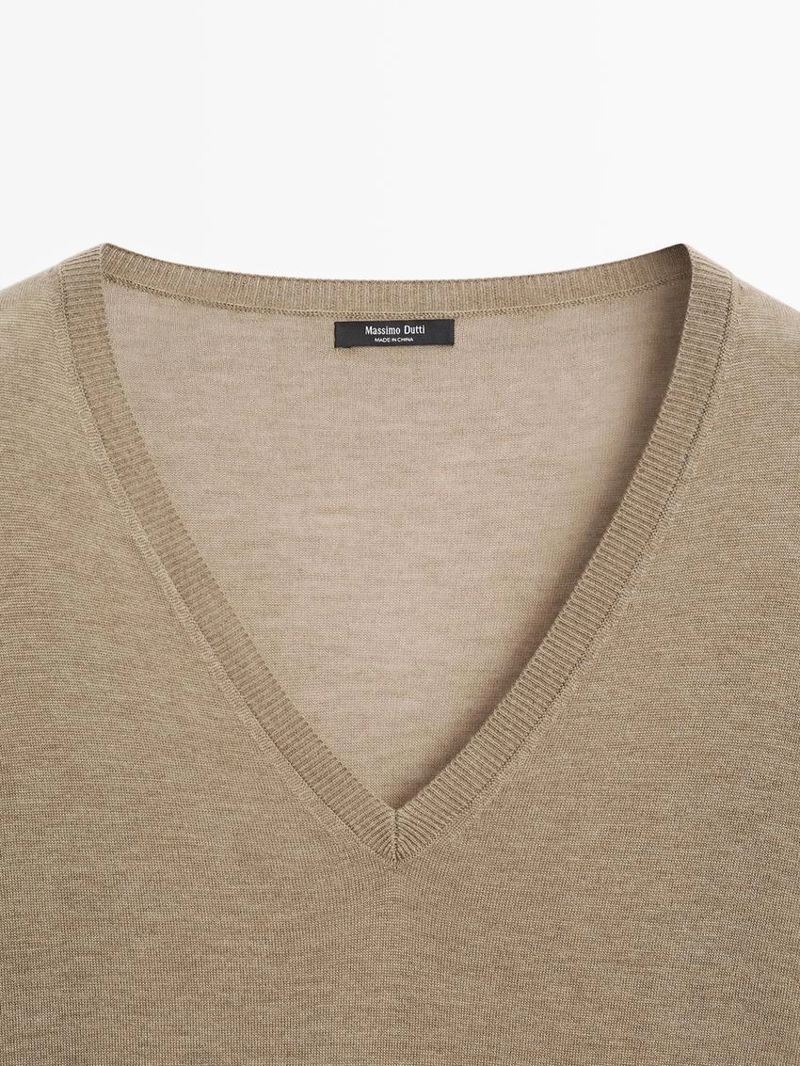 Свитер из шерсти и шелка вязаный