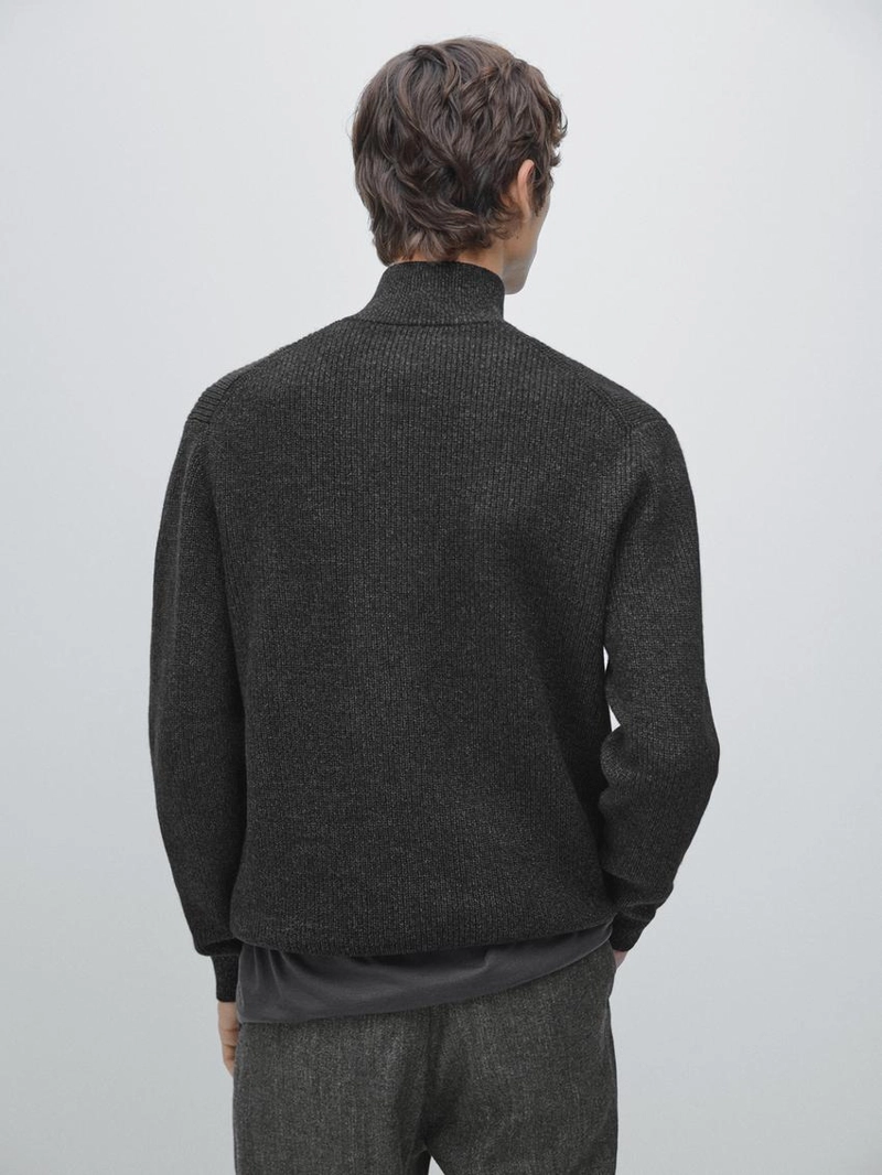 Вязанный свитер с мокрым воротником и молнией