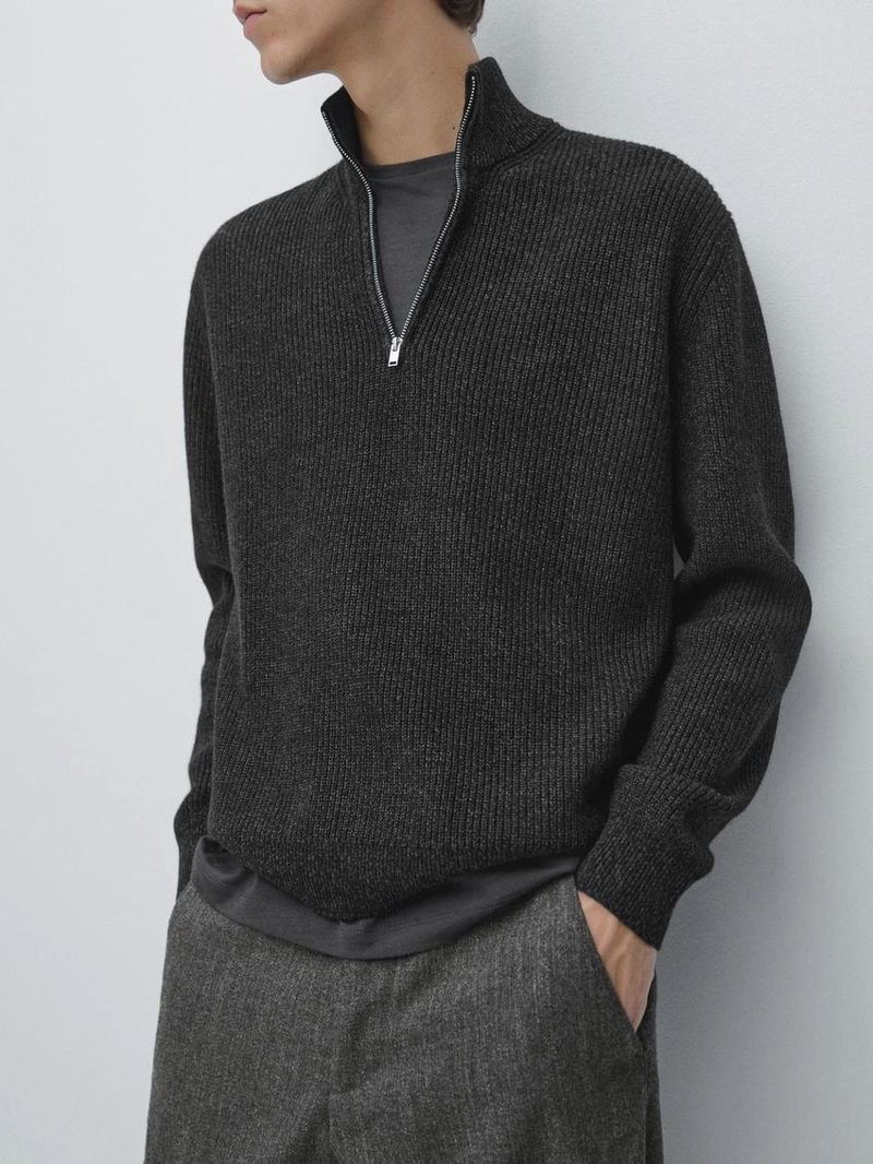 Вязанный свитер с мокрым воротником и молнией
