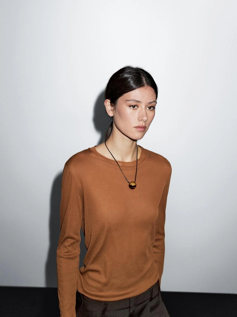 Футболка из 100% хлопка с воротником и деталями