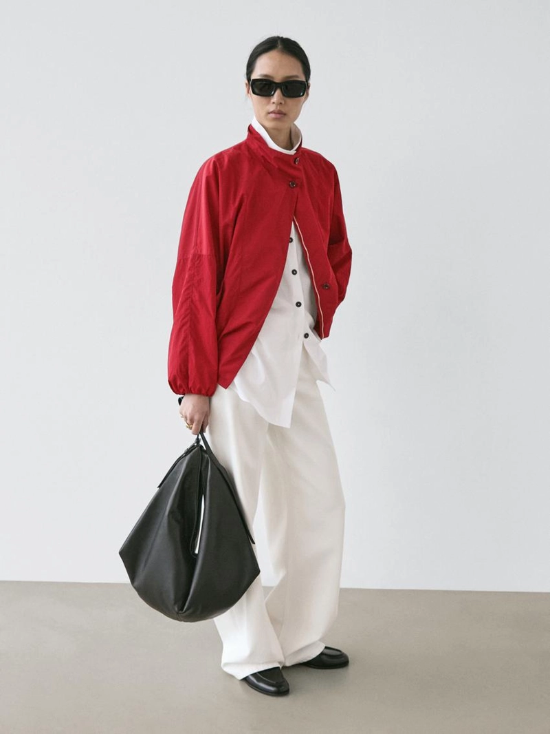 Пуховой бомбер с высоким воротником