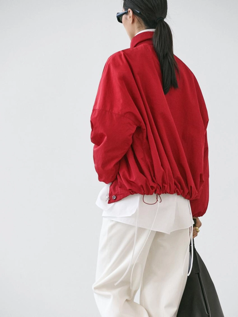 Пуховой бомбер с высоким воротником