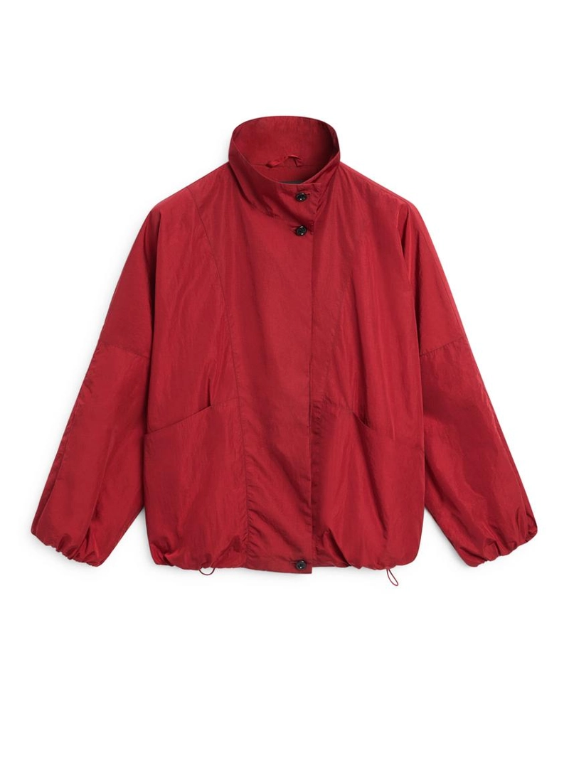 Пуховой бомбер с высоким воротником