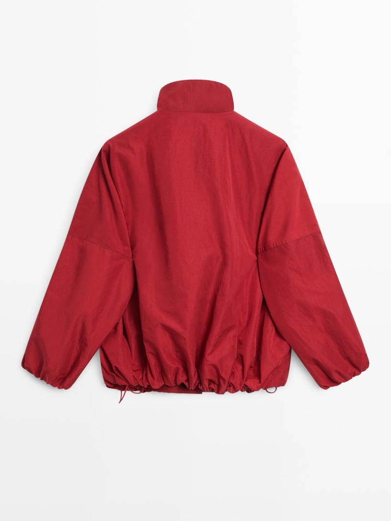 Пуховой бомбер с высоким воротником