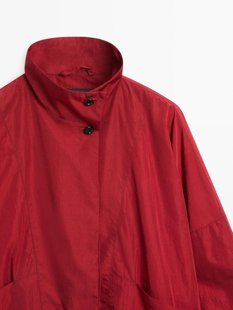 Пуховой бомбер с высоким воротником