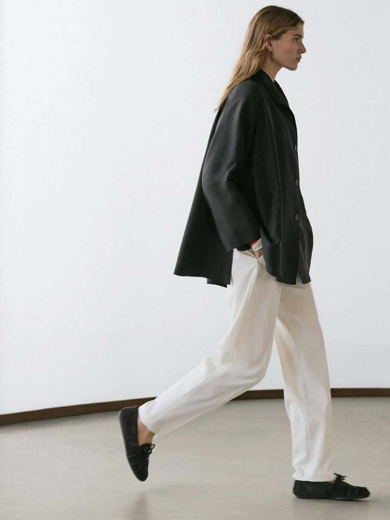 Объемный плащ с пуговицами