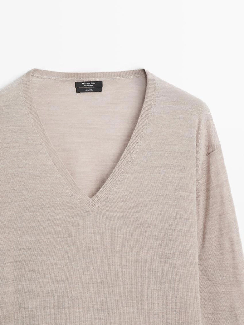 Свитер с v-образным вырезом в оверсайз-стиле