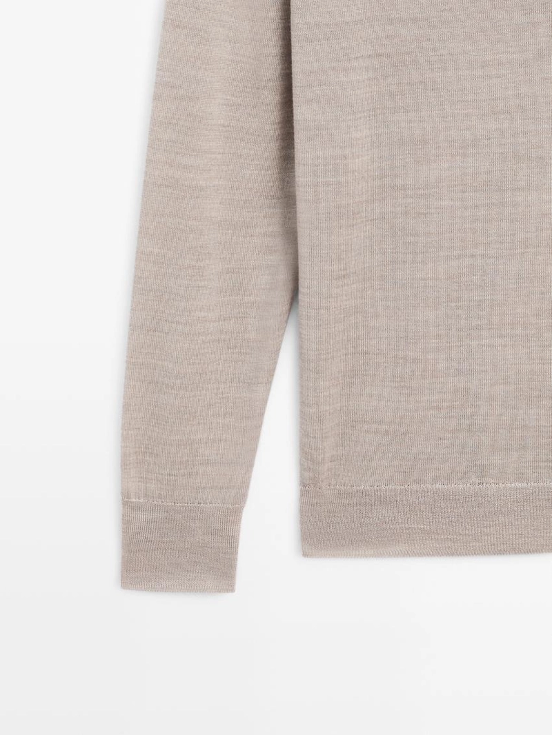 Свитер с v-образным вырезом в оверсайз-стиле