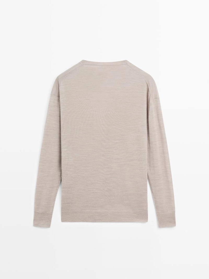 Свитер с v-образным вырезом в оверсайз-стиле