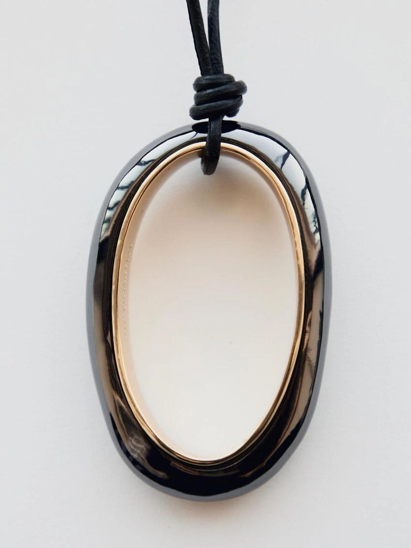 Ожерелье с овальным подвеской