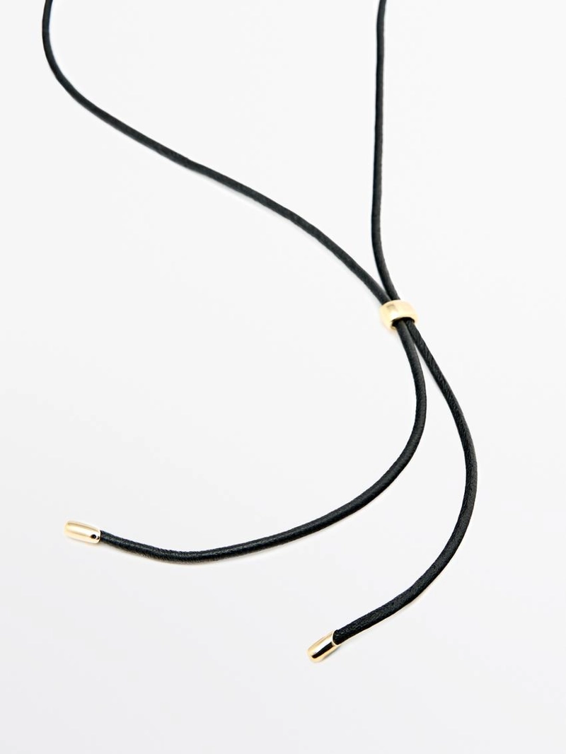 Ожерелье с овальным подвеской