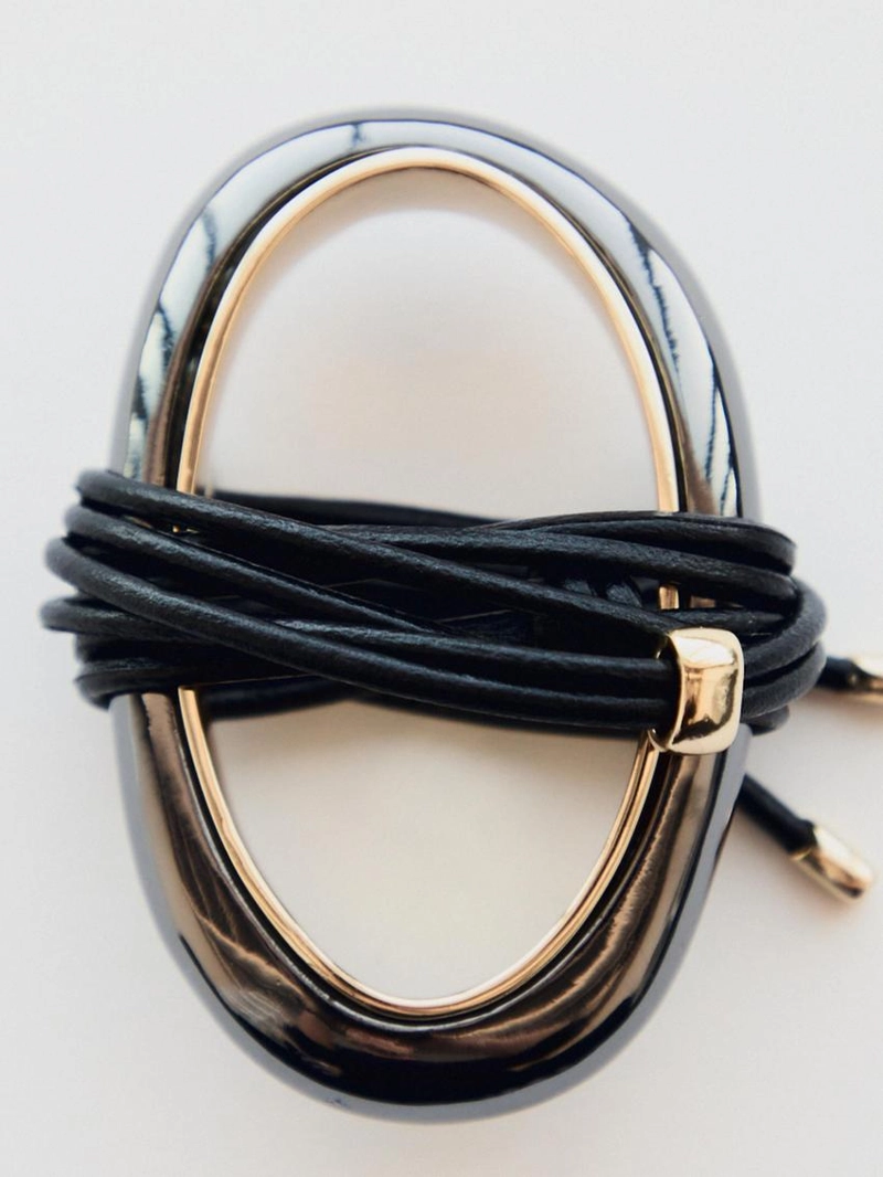 Ожерелье с овальным подвеской