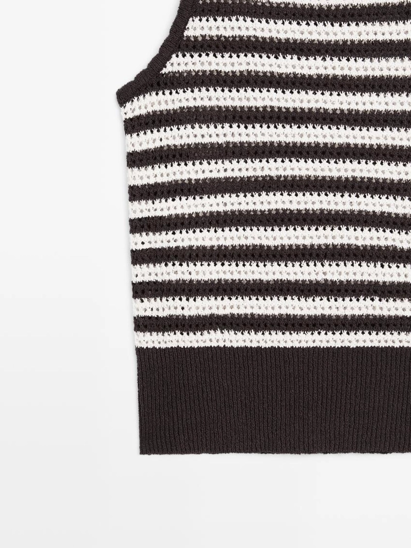 Топ с кружевными вставками и полосатыми деталями