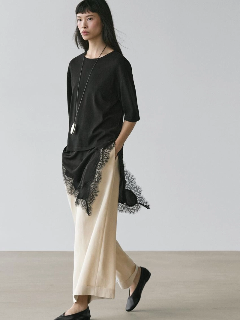 Платье с контрастной кружевной отделкой