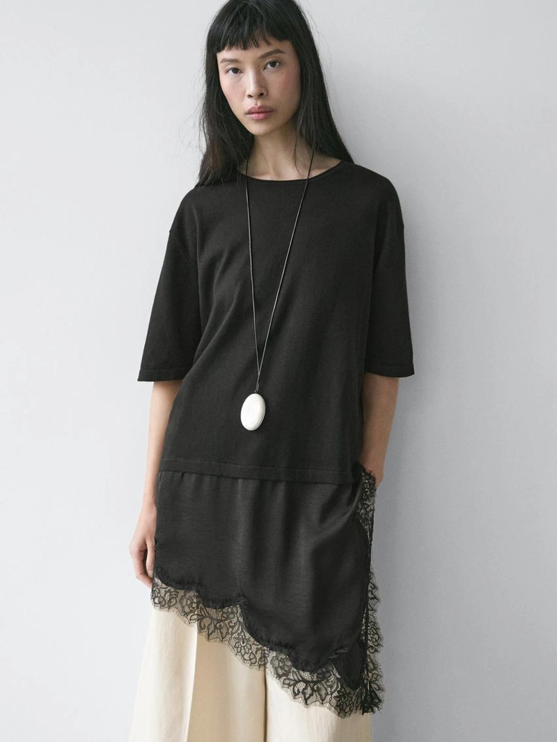 Платье с контрастной кружевной отделкой