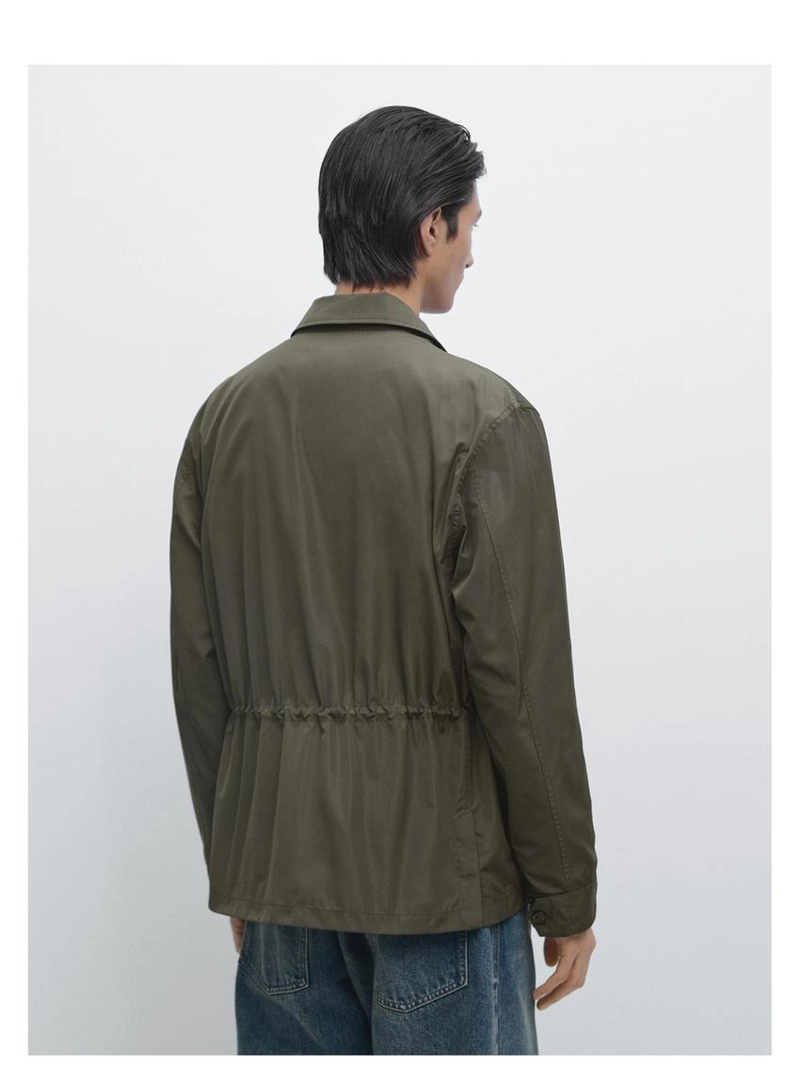 Легкая куртка с карманами