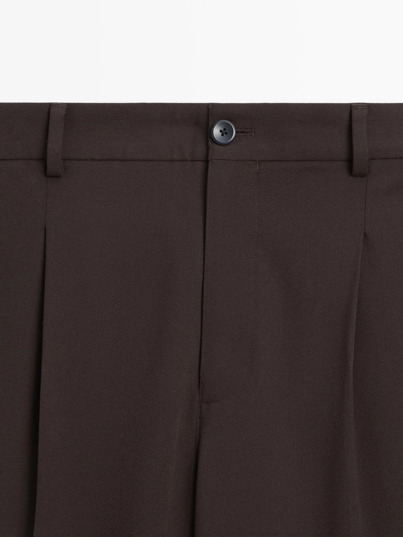 Брюки свободного кроя с защипами