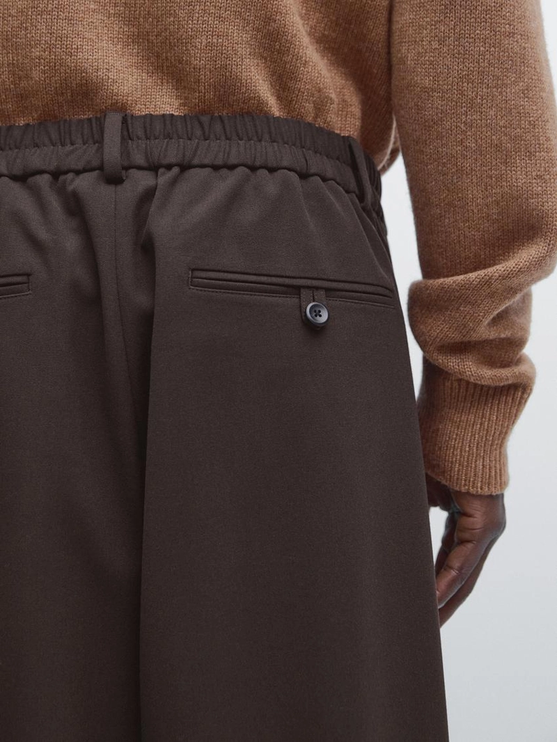 Брюки свободного кроя с защипами