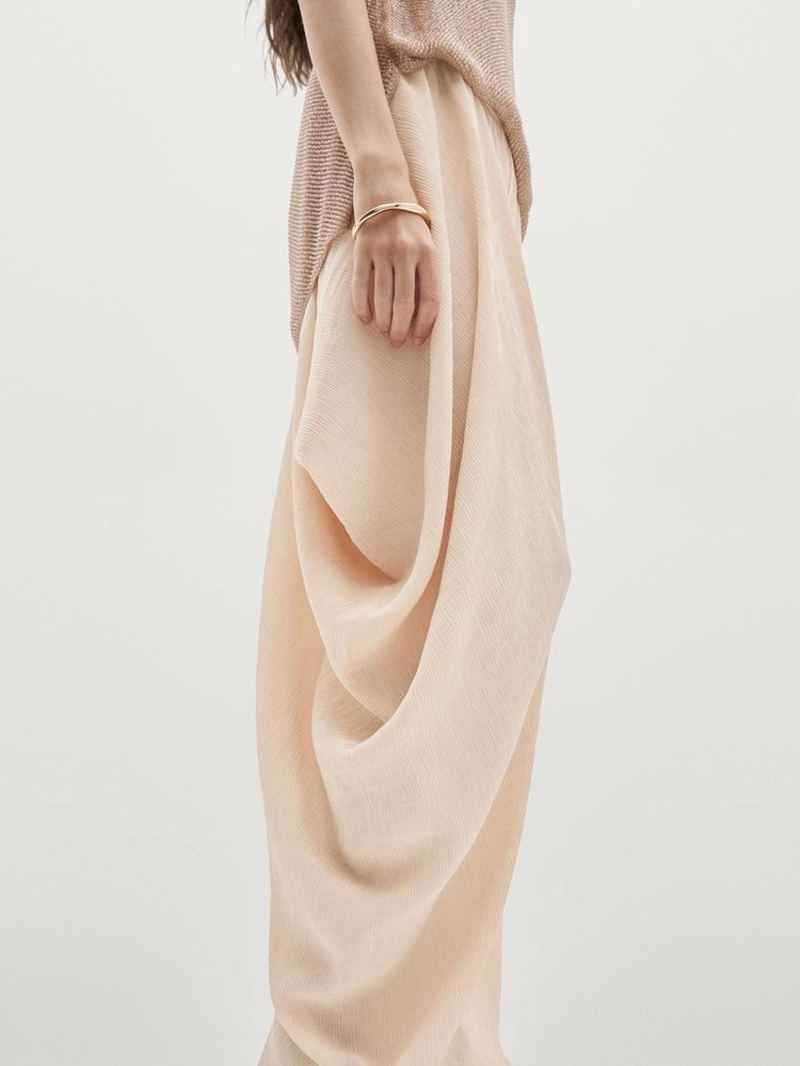 Потоковые объемные брюки