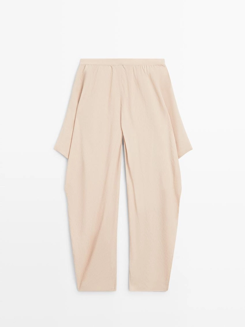 Потоковые объемные брюки