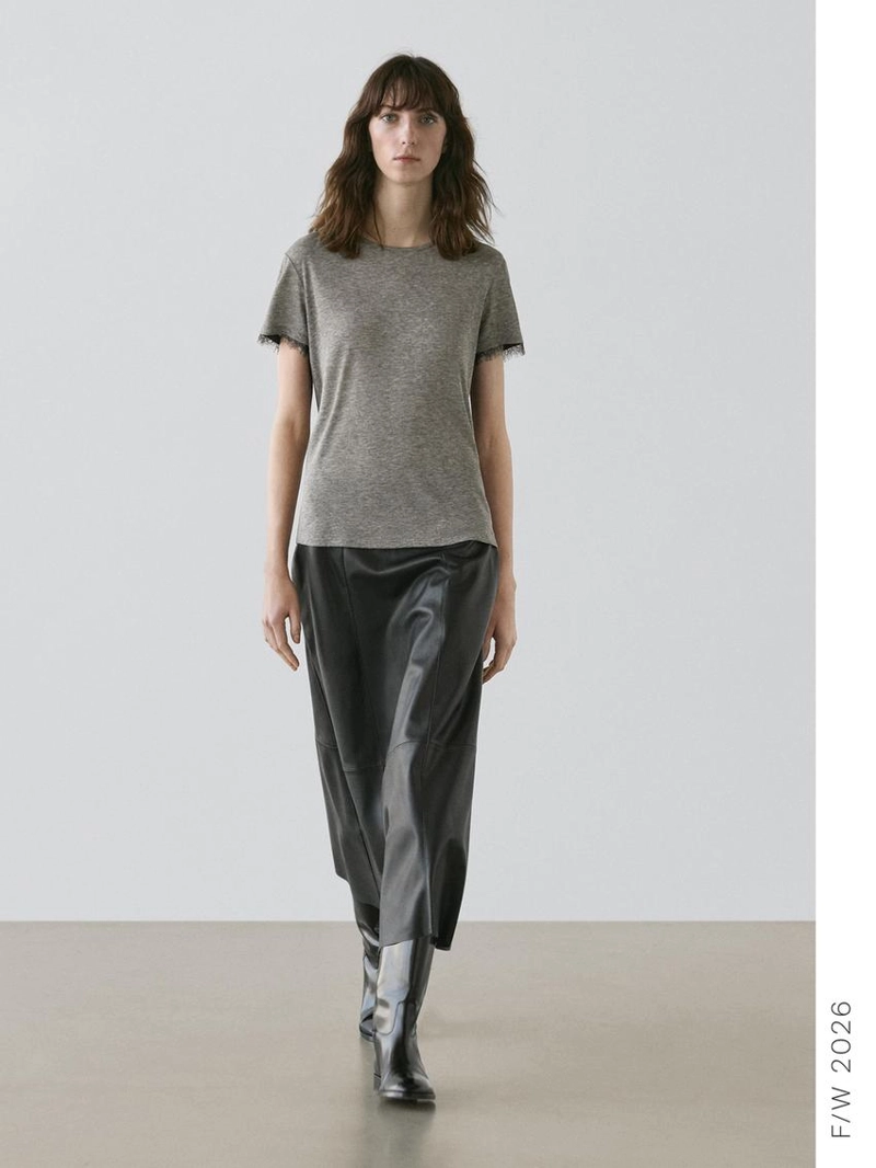 Футболка с коротким рукавом и кружевными деталями