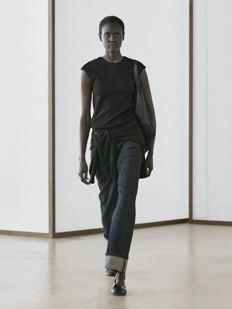 Футболка с рукавами летучая мышь и деталями на пуговицах