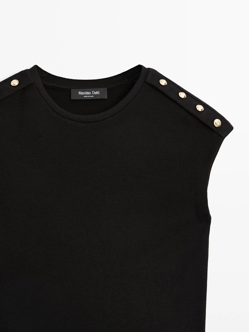 Футболка с рукавами летучая мышь и деталями на пуговицах