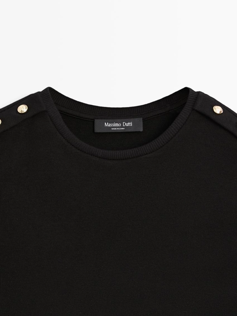 Футболка с рукавами летучая мышь и деталями на пуговицах