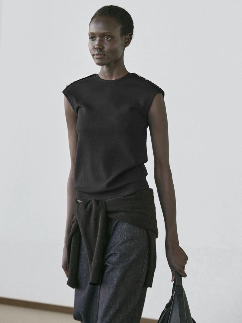 Футболка с рукавами летучая мышь и деталями на пуговицах