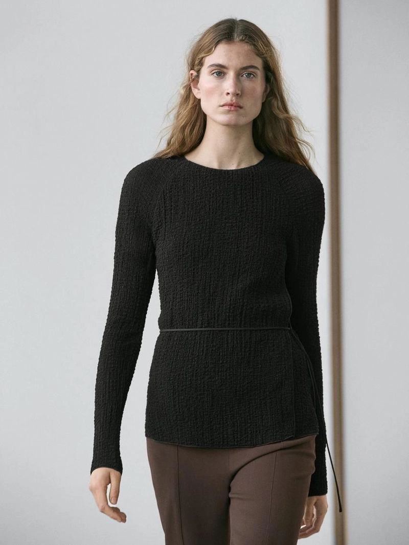 Футболка с деталью на галстуке