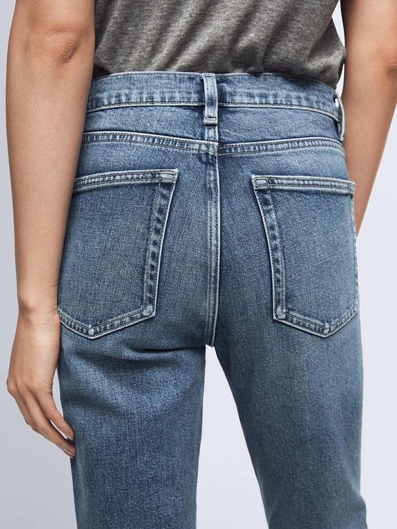 Джинсы с завышенной посадкой и укороченным силуэтом