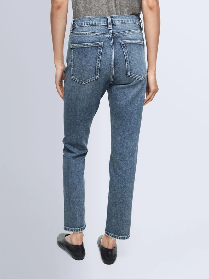 Джинсы с завышенной посадкой и укороченным силуэтом