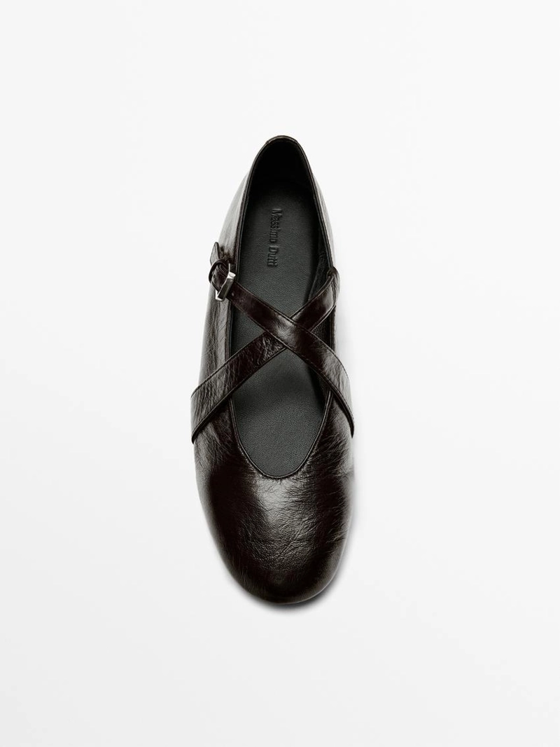 Балетки с перекрещивающимися ремешками и пряжкой