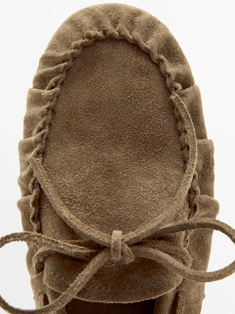 Мягкие мокасины из мягкой кожи с деталями на шнуровке