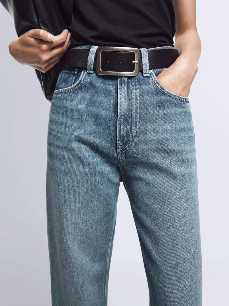 Джинсы с широкими штанинами на средней посадке