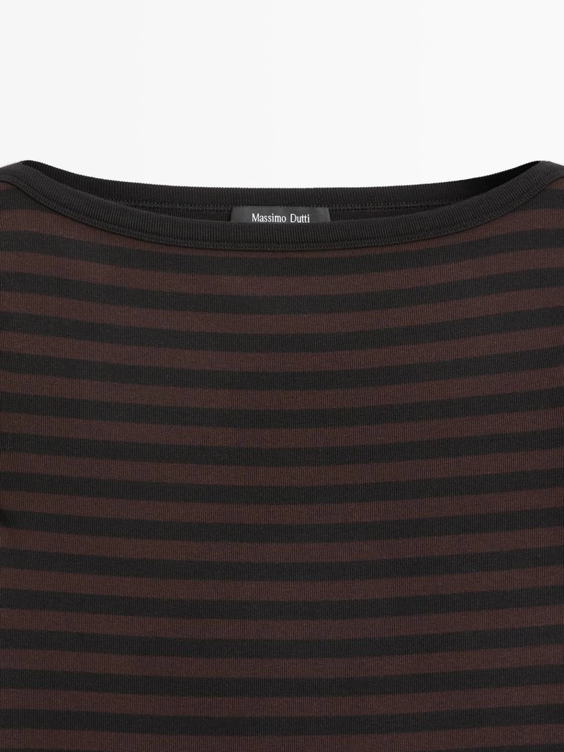 Футболка с короткими рукавами и лодочным вырезом в полоску