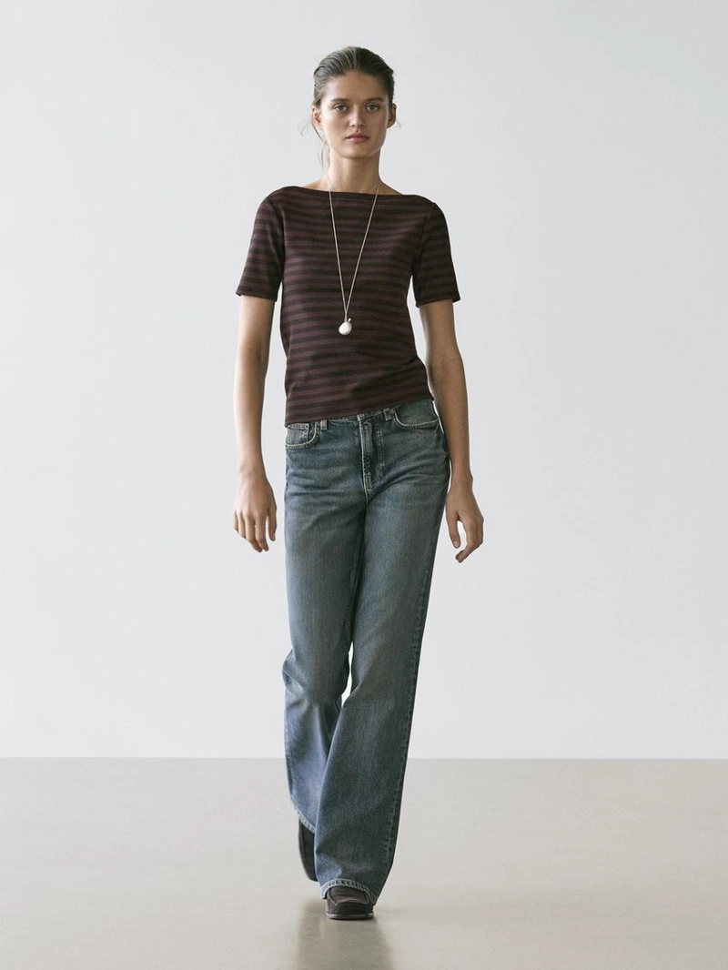 Футболка с короткими рукавами и лодочным вырезом в полоску