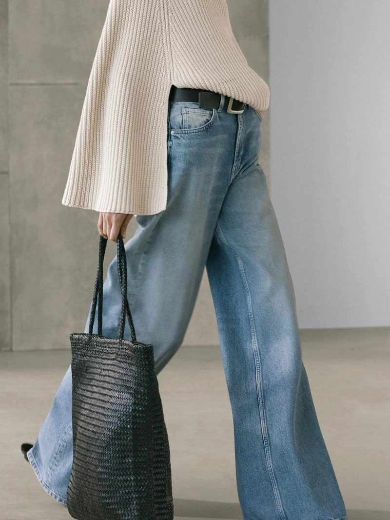 Джинсы с высокой посадкой и широкими брючинами