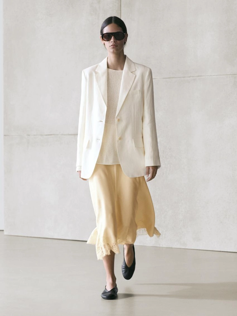 Асимметричная юбка с деталями из кружева