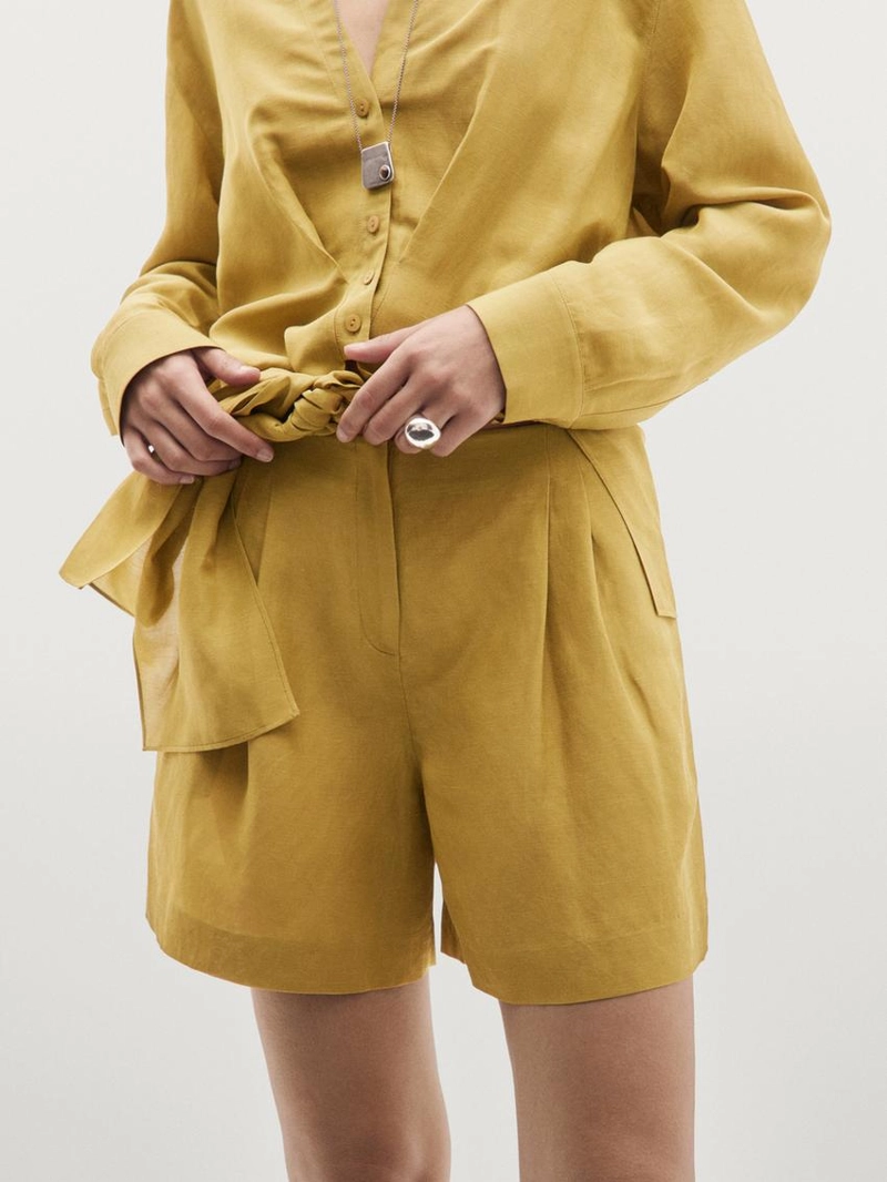 Шорты-бермуды из плотной смесовой ткани с отделкой в складку