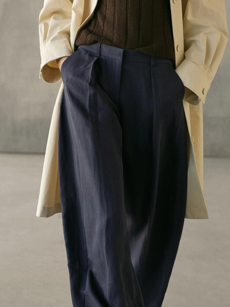 Брюки с плиссированными деталями из плавной ткани