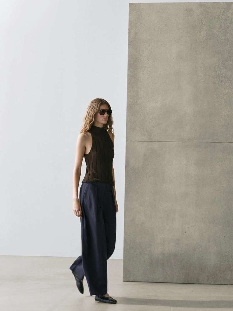 Брюки с плиссированными деталями из плавной ткани